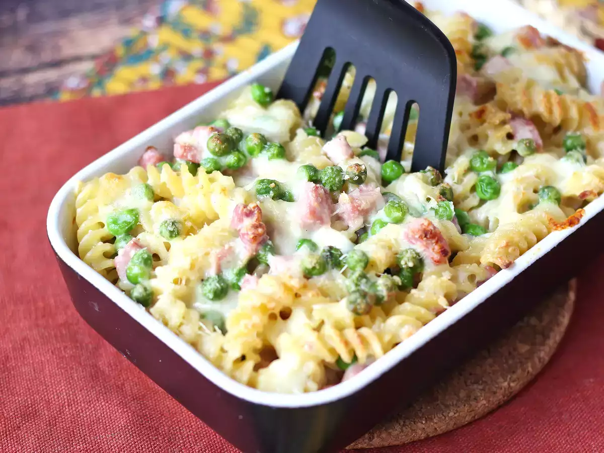 Recept Krémes sült tészta borsóval és sonkával gratinálva