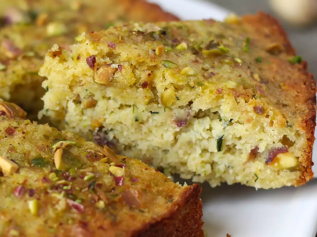 Recept Ultra nedves pisztácia, lime és cukkini torta