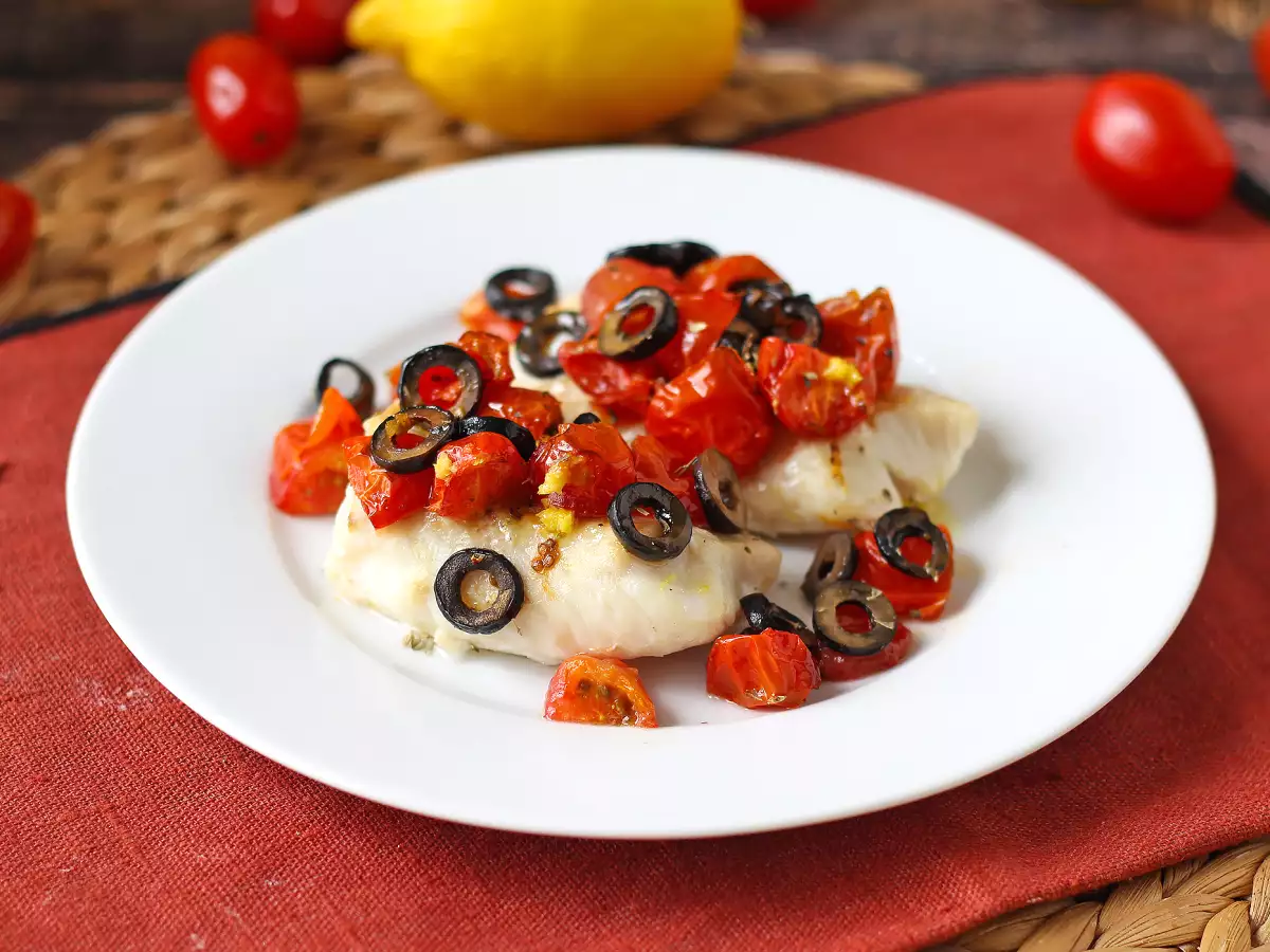 Recept Levegőn sült tőkehal cseresznyeparadicsommal, olajbogyóval és citrommal: könnyű és gyors recept