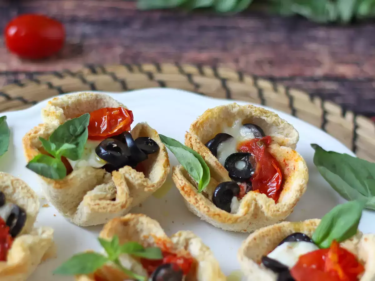 Recept Kenyérkosár mozzarellával, cseresznyeparadicsommal és fekete olajbogyóval