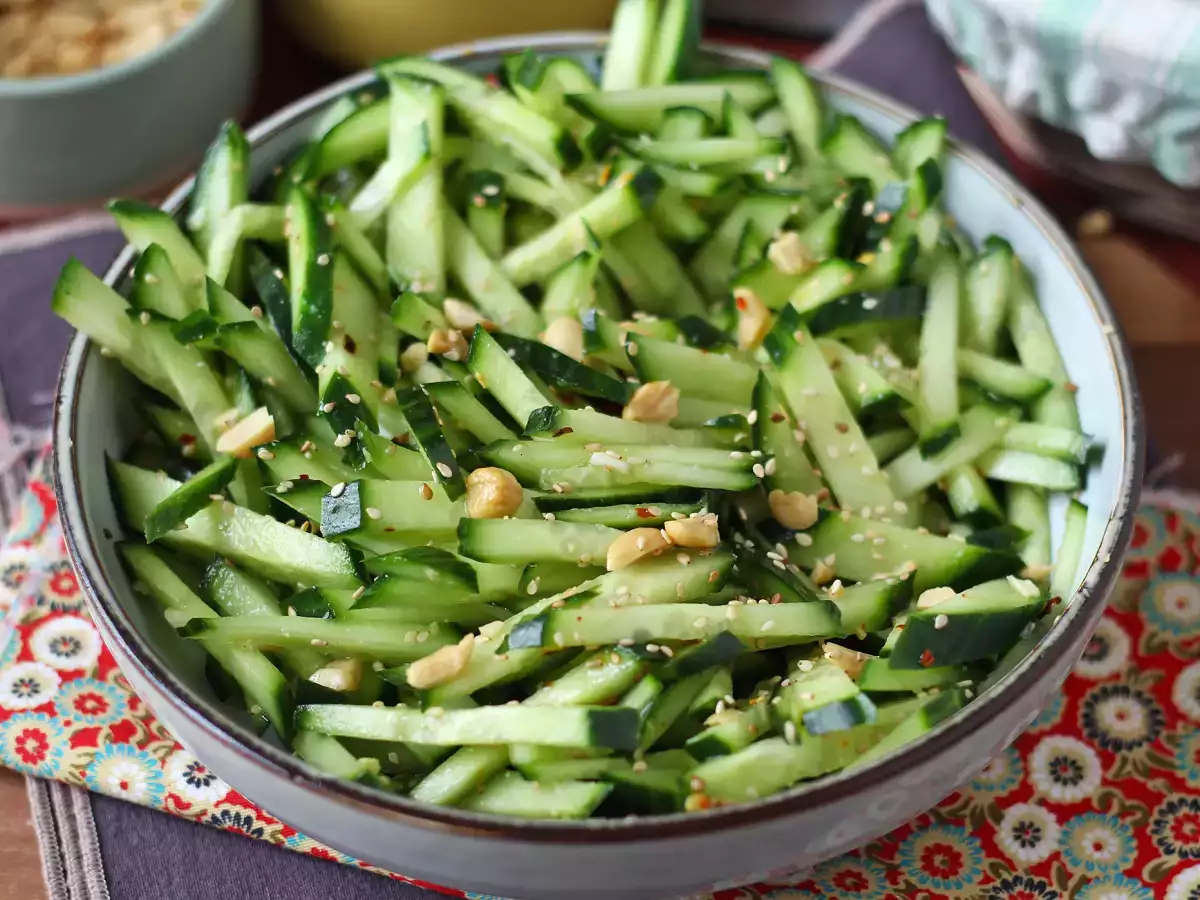 Recept Fűszeres uborkasaláta földimogyoróval