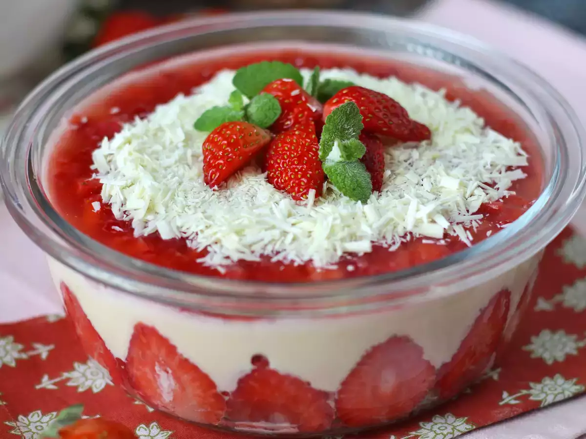 Recept Pavê de morango, eperből és sűrített tejből készült brazil desszert, amelyet hidegen kell fogyasztani.