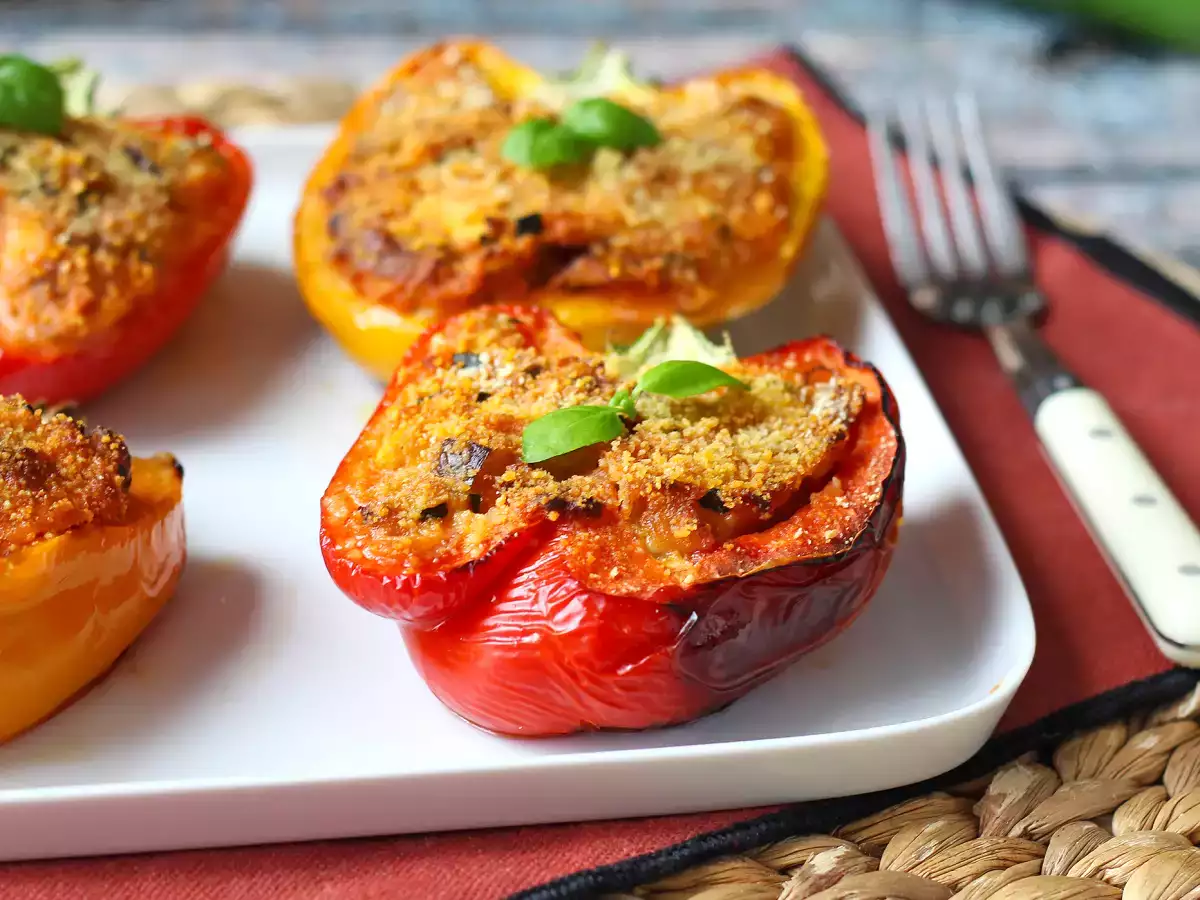 Recept Sült vegetáriánus töltött paprika: az egyszerű és ízletes recept zöldségekkel és mozzarella sajttal