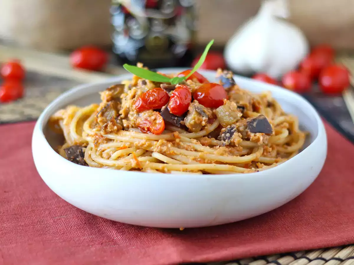 Recept Tészta padlizsánkrémmel és cseresznyeparadicsommal: egyszerű és ízletes recept