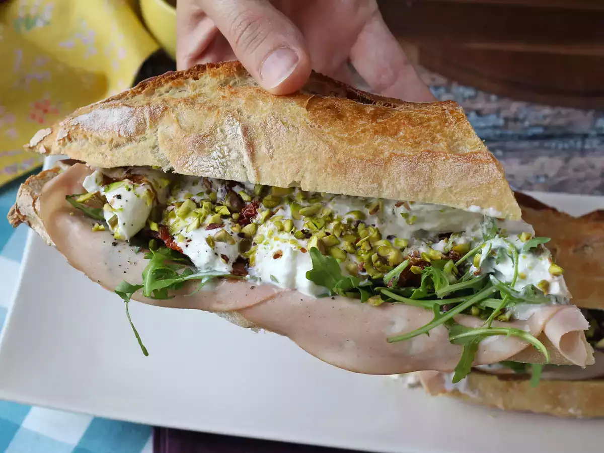 Recept Ínyenc olasz szendvics mortadellával és burrata sajttal