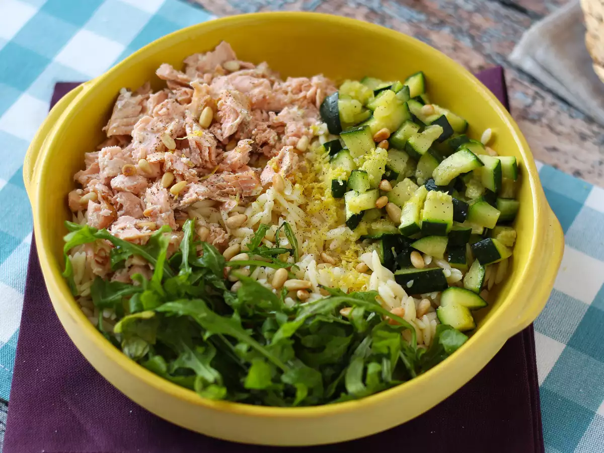 Recept Orzo tésztasaláta lazaccal és cukkinivel