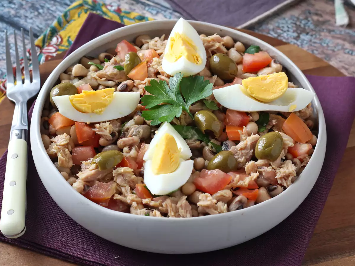 Recept Kukoricasaláta tonhallal, tojással és olajbogyóval: a portugál klasszikus!