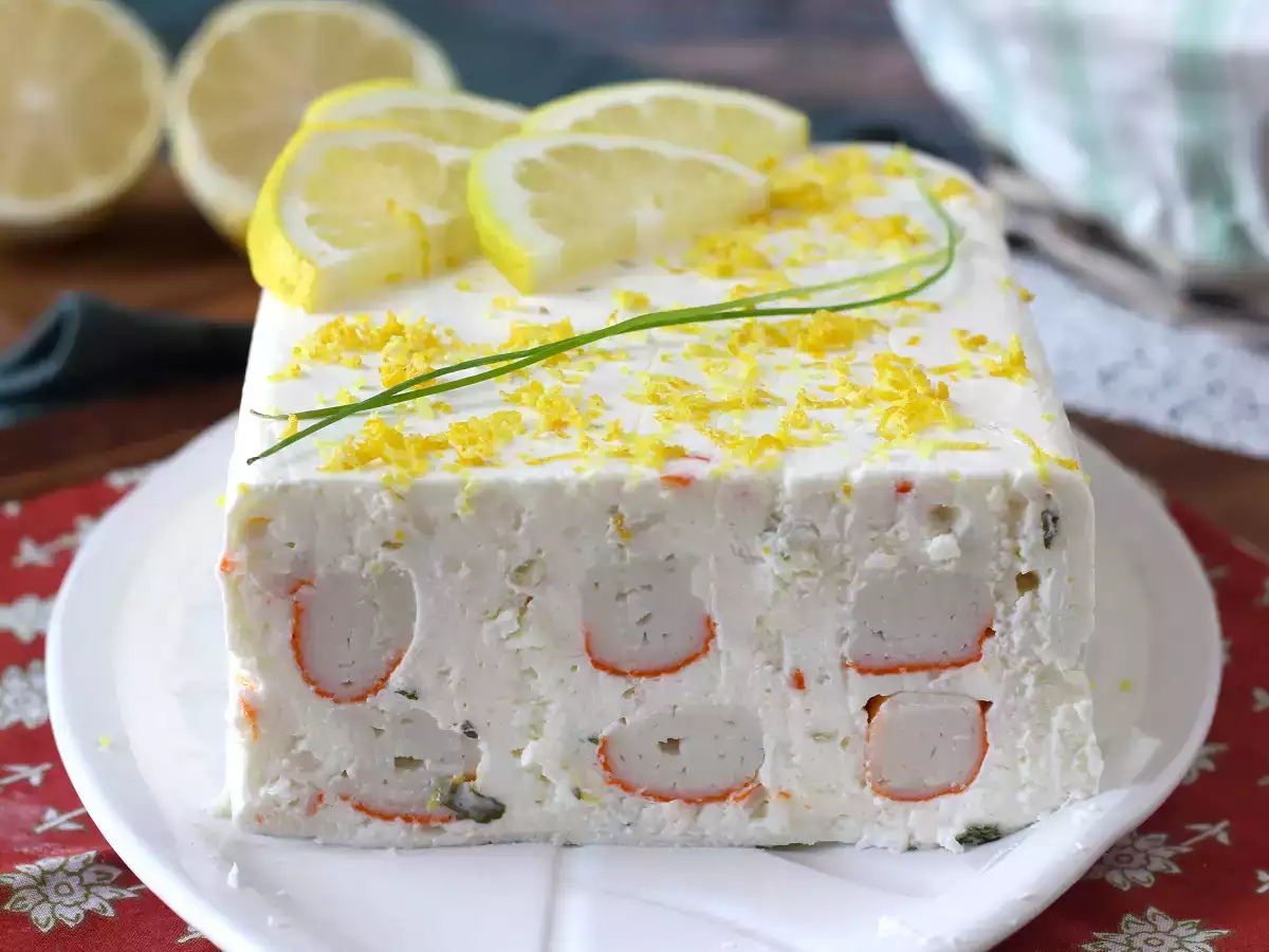 Recept Főzés nélküli surimi-terrine: egyszerű, hideg előétel, tökéletes a nyári időszakra