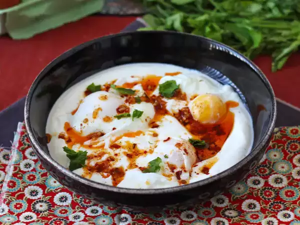 Recept Török stílusú tojás joghurtos alapon, fűszeres olajjal - çilbir