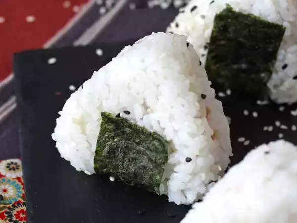 Recept Tonhal onigiri, a kis japán háromszög alakú rizses szendvics - おにぎり