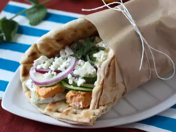 Recept Gyros lazaccal, a tökéletes görög halas szendvics nyárra!