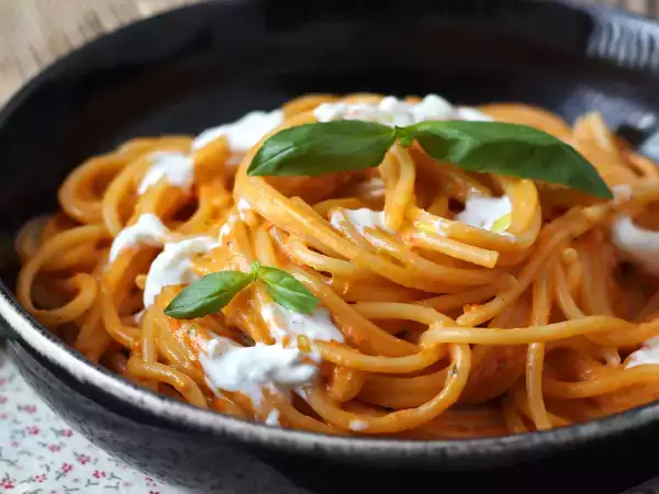 Recept Krémes tészta burratával és cseresznyeparadicsommal