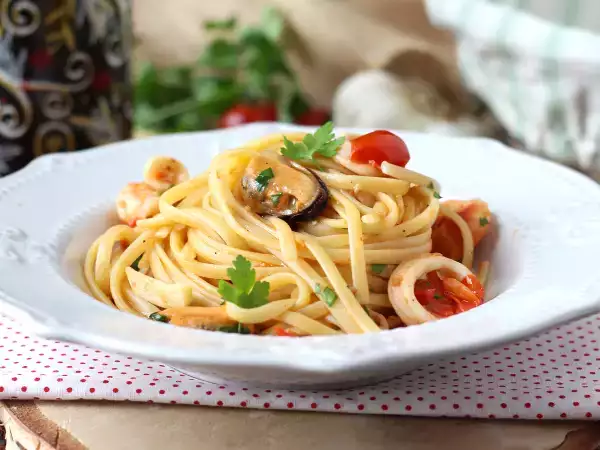 Recept Tészta fagyasztott tenger gyümölcseivel, az ízletes és nagyon gyors első fogás