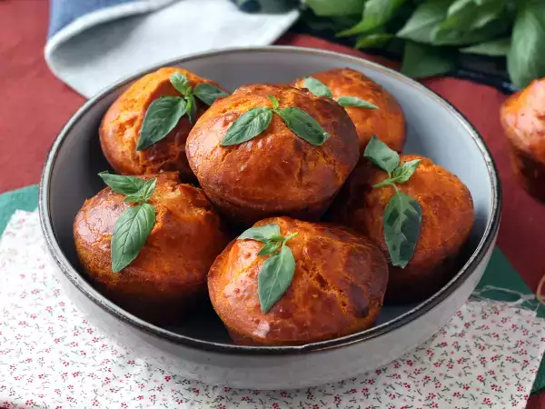 Recept Paradicsomos muffinok olvadó mozzarella szívvel