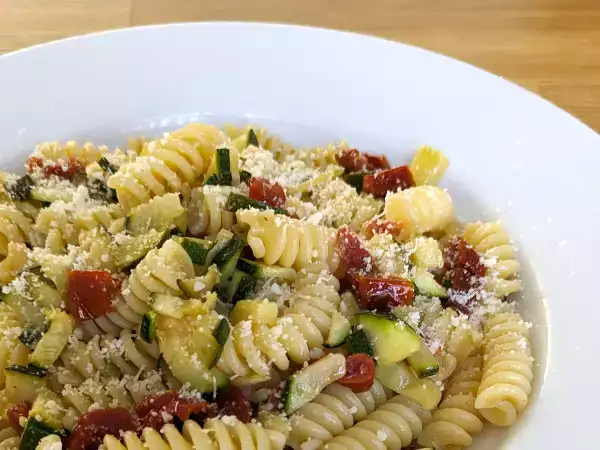 Recept Tészta cukkinivel és napon szárított paradicsommal: gyors és ízletes első fogás!