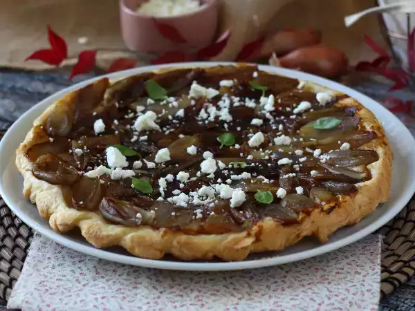 Recept Tarte tatin mogyoróhagymával és fetával, az ellenállhatatlan sós változat!