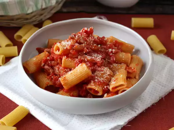 Recept Pasta all'amatriciana, a hagyományos recept lépésről lépésre elmagyarázva