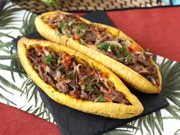 Recept Darált hússal és reszelt sajttal töltött plantains