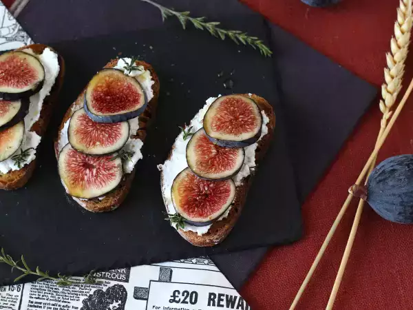 Recept Füge, friss kecskesajt, méz és rozmaring szendvicsek