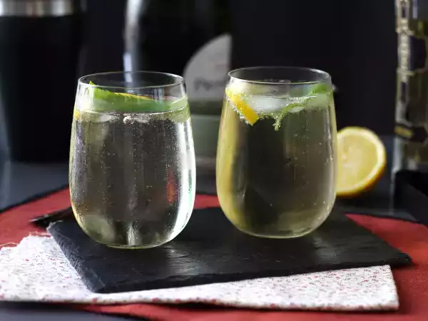 Recept Spritz st-germain bodzaviráglikőrrel, a nyár ultra-friss koktélja