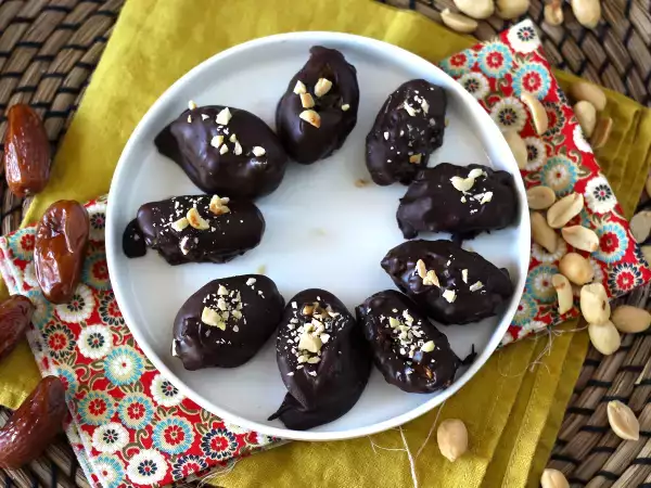 Recept Házi készítésű snickers: datolya, mogyoró és csokoládé - egészséges snack hozzáadott cukor nélkül.