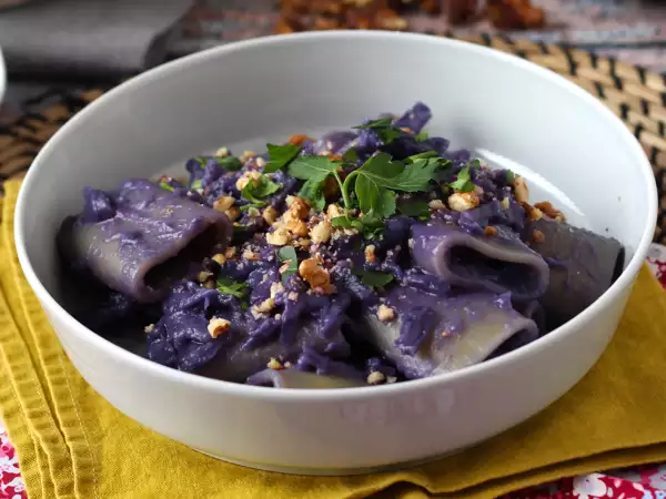 Recept Tészta vörös káposztával és dióval, az első fogás, amely jól néz ki és könnyen elkészíthető.