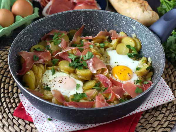 Recept Huevos rotos, a szuperegyszerű spanyol recept burgonya és tojás alapján