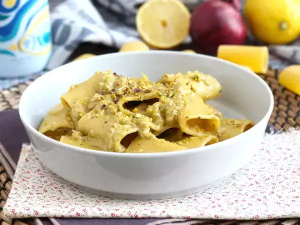 Recept Tészta tonhallal, pisztáciával és citrommal