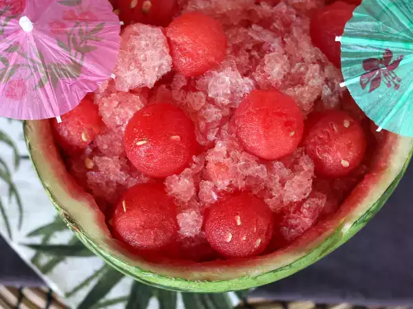 Recept Görögdinnye frosé: a szuperfrissítő granita koktél rozéval!