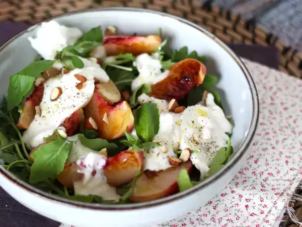Recept Édes és sós saláta sült őszibarackkal, rukkolával és burratával (édes nyári ízek)