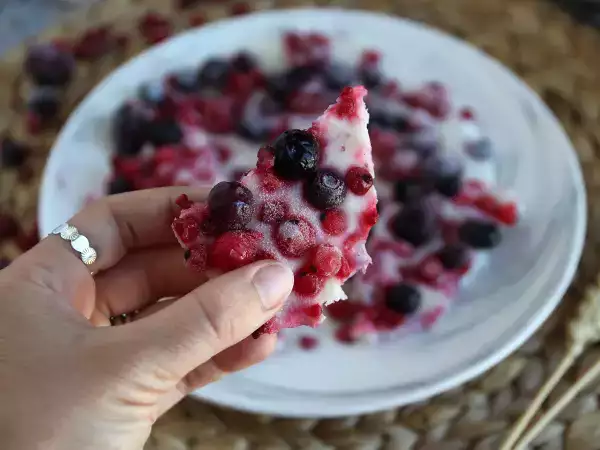 Recept Piros gyümölcsös fagyasztott joghurt szelet