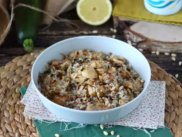 Recept Rizssaláta csirkével, cukkinivel, fenyőmaggal és balzsamecetes mázzal