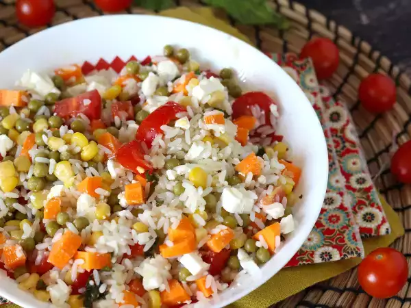 Recept Vegetáriánus rizssaláta: feta, kukorica, sárgarépa, borsó, cseresznyeparadicsom és menta.
