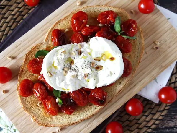 Recept Sült paradicsom és burrata bruschetta