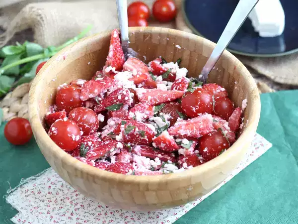 Recept Eper, paradicsom, feta és bazsalikom saláta