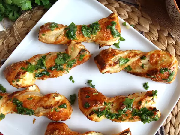Recept Sajtos és petrezselymes leveles tésztacsavarok: kötelező az aperitifhez