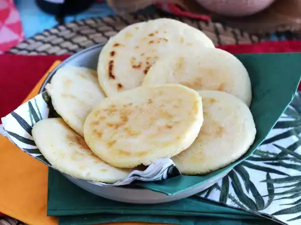 Recept Venezuelai arepas, gluténmentes zsemle, mindössze 3 hozzávalóból készült zsemle