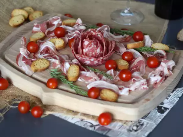 Recept Hogyan készítsünk charcuterie tálat? hajtsa rózsa alakúra!