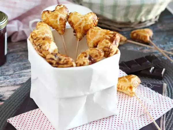 Recept Extra ropogós leveles tészta szívek málnás és csokoládés pite popsokkal