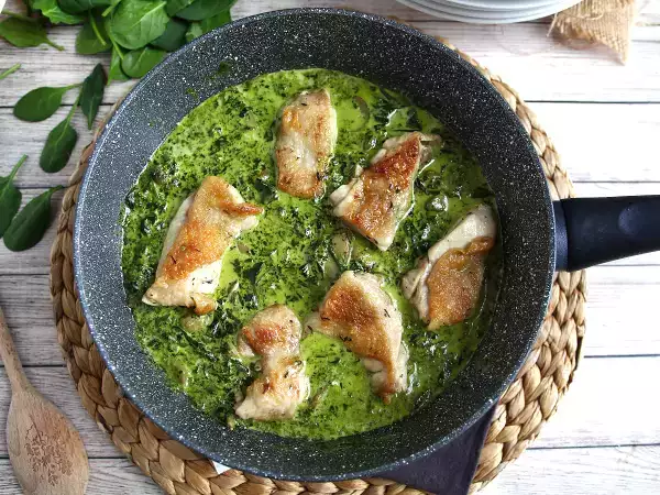 Recept Csirke tejszínes spenótos-gombás mártással