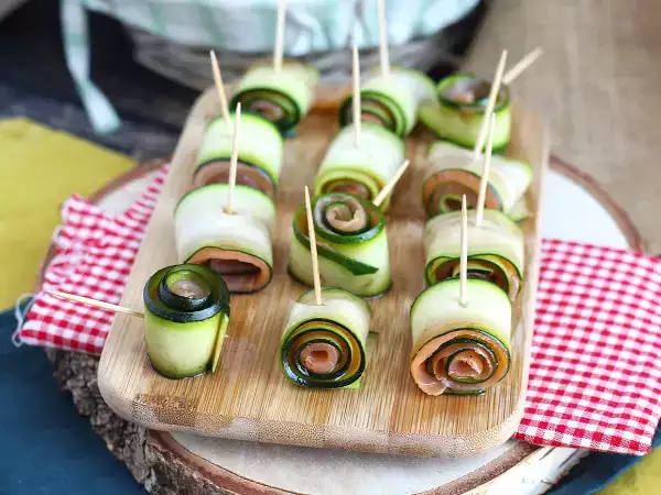 Recept Cukkini és füstölt lazac tekercsek