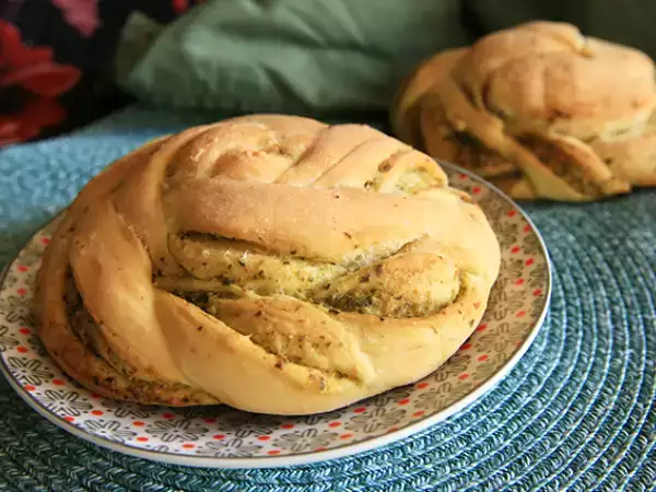 Recept Fonott zsemle zöld pestóval