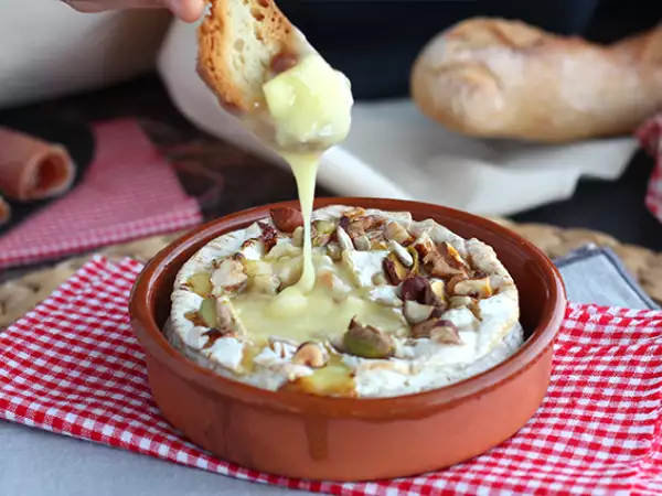 Recept Kemencében sült camembert mézzel és dióval