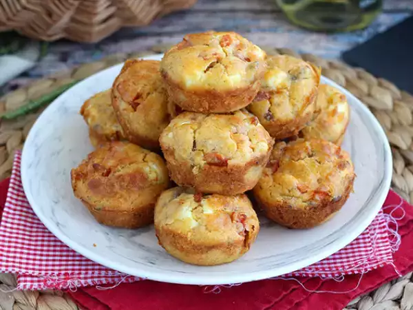 Recept Tonhalas, paradicsomos és fetás muffinok