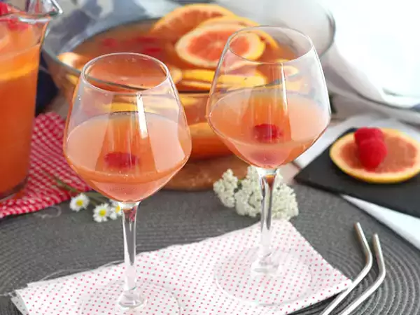 Recept Rózsaszín sangria rozé borral