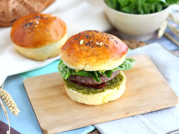 Recept Olasz stílusú burger: pesto szósz, napon szárított paradicsom, mozzarella