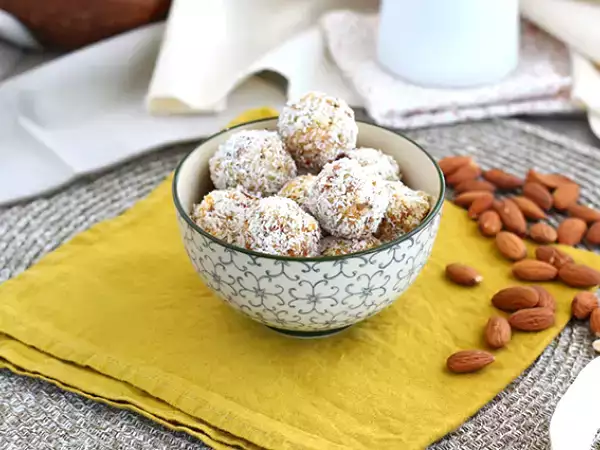 Recept Energiagolyók sárgabarackkal, zöld teával és kókuszdióval