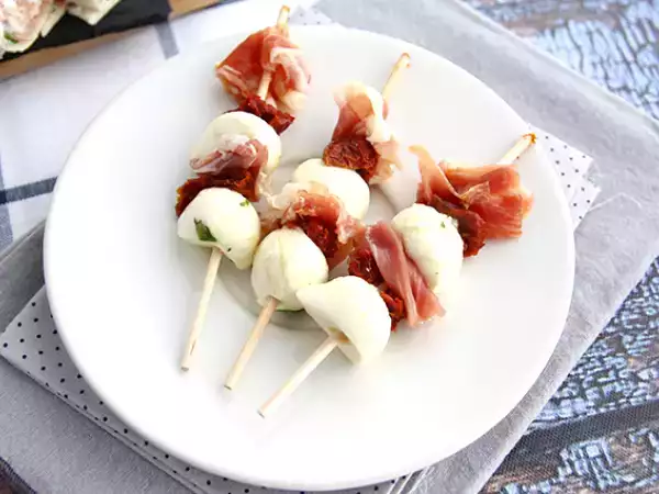 Recept Mozzarella, pácolt sonka és aszalt paradicsomos aperitif kebabok