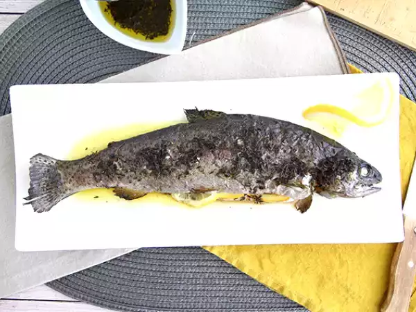 Recept Kemencében sült pisztráng kakukkfűvel és olívaolajjal
