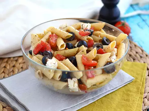 Recept Tészta, paradicsom, feta és olíva saláta